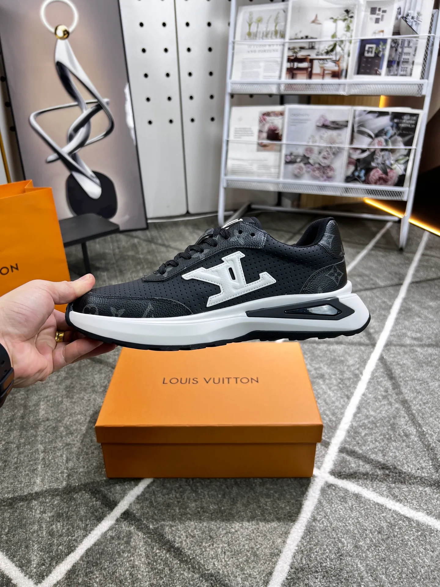 Factory price: 438 💰 LV new casual men's shoes 👉 👉 Fashionable and versatile, 💞 simple and elegant style, 🔊 made of imported cowhide, ☑️ breathable mesh lining, sheepskin feet, original wear-resistant rubber outsole, exclusive new style, actual shot, three colors available, code number: 38-44, (45 can be customized)